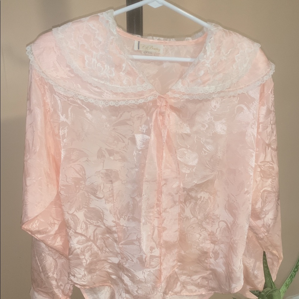 Vintage blouse with neck tie ❤️